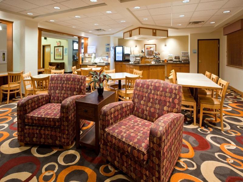Holiday Inn Express & Suites - Worthington By Ihg Экстерьер фото
